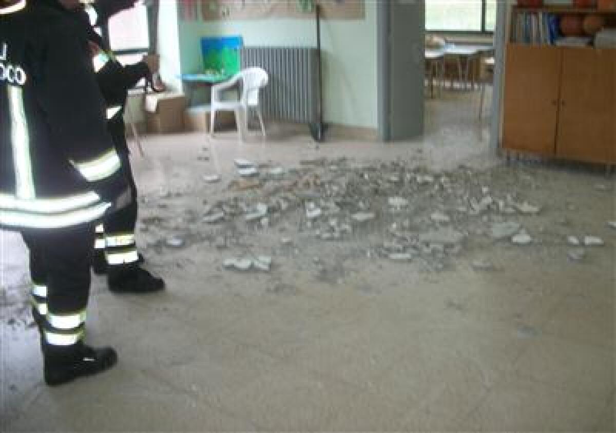 Cadono calcinacci dal controffitto al Terzo Circolo: inagibile un’ala della scuola - 