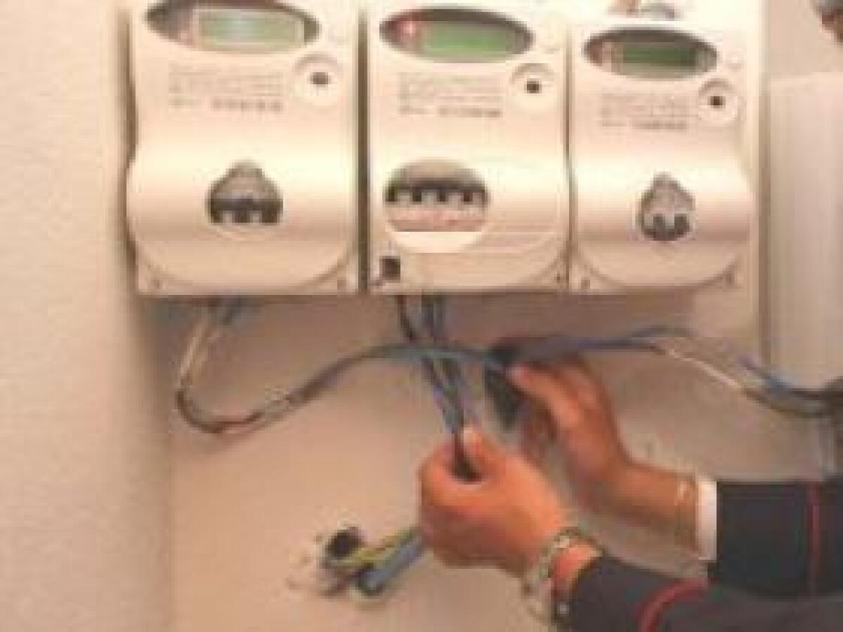 Allaccio abusivo di luce e cartucce illegali: denunciati due paternesi - 