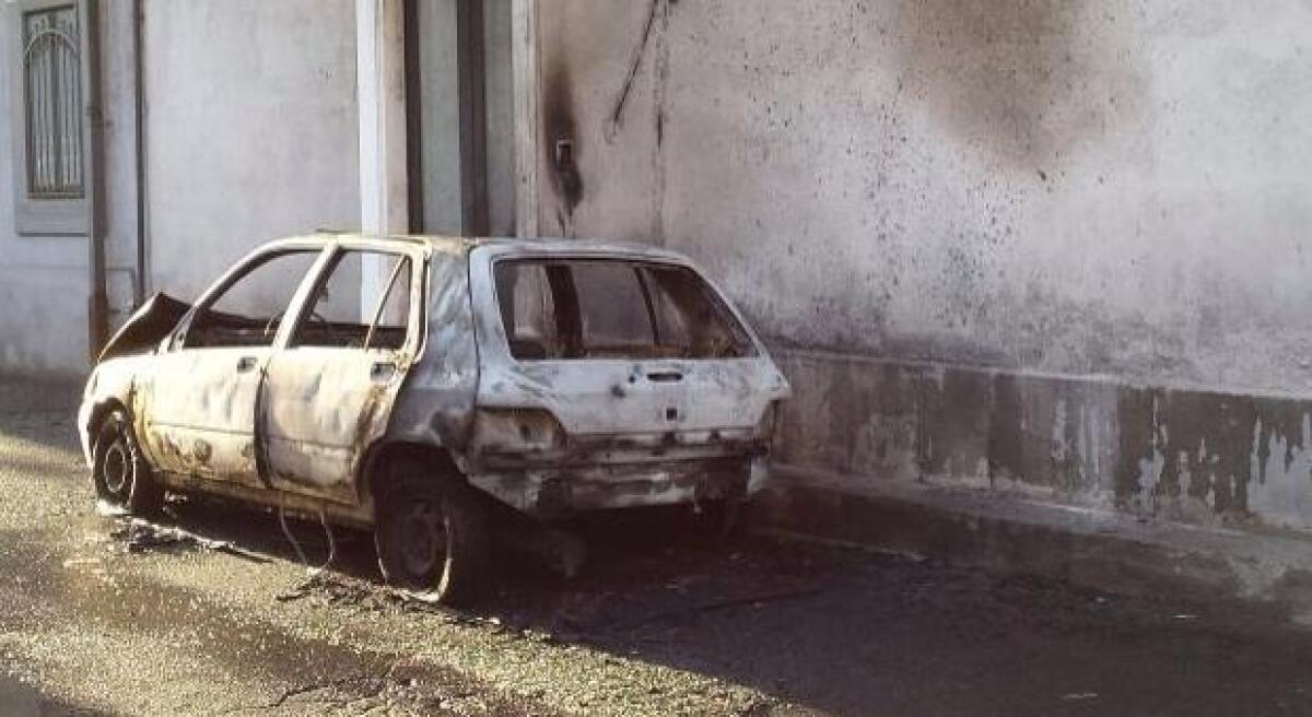 Auto in fiamme in via Caltanissetta - 