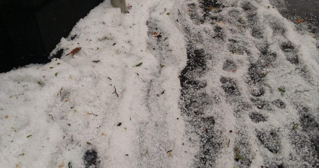 La grandine che si è raccolta per le strade come se fosse neve