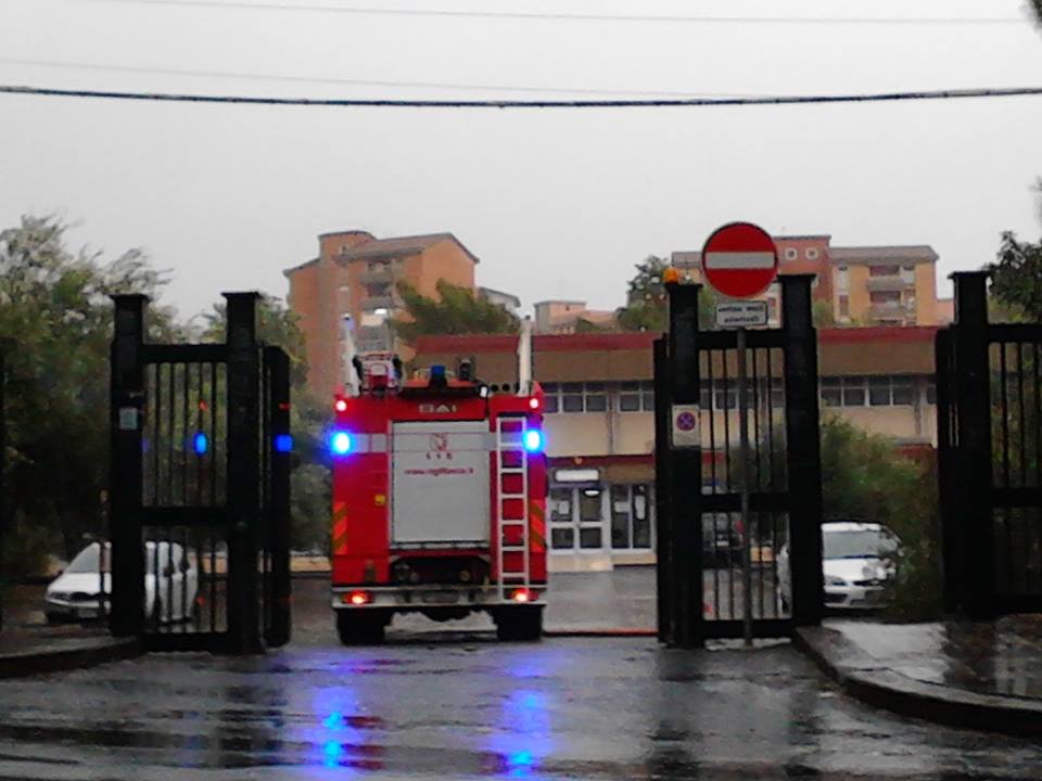 Puntuale ad ogni piovuta di una certa intensità, l'arrivo dei Vigili del Fuoco al IV Circolo per prosciugare il lago d'acqua che si forma all'ingresso dell'istituto