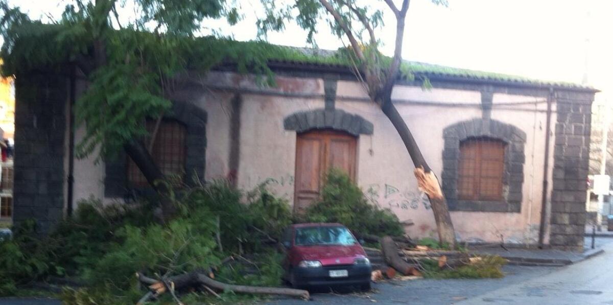 Non solo neve ma soprattutto vento: in piazza Martiri d'Ungheria intervento dei pompieri - 