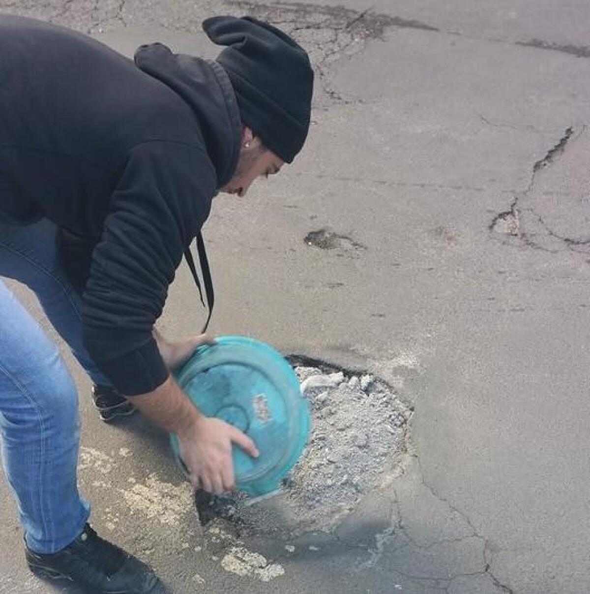 "Ci pensiamo noi a ricoprire le buche visto che al Comune non interessa" - 