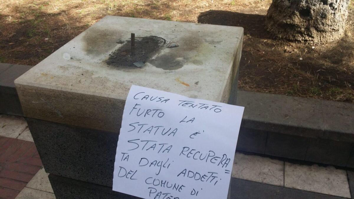 Non c'è pace nemmeno per Dante Alighieri: vandali hanno provato a rubare il busto - 