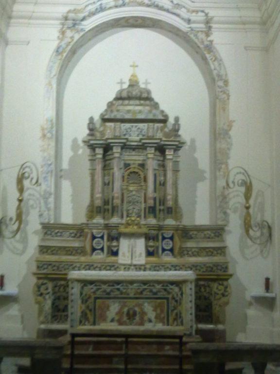 Altare laterale in marmi policromi (Foto Giordano)