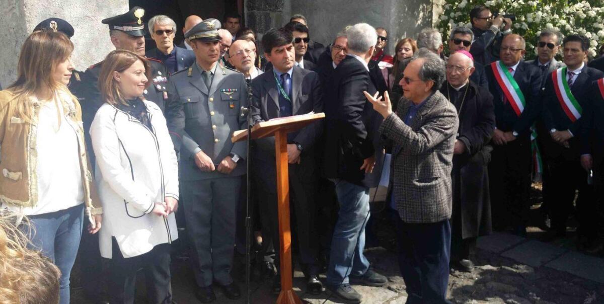 La stele del Maestro Barbaro Messina simbolo dell'Etna patrimonio Unesco - 