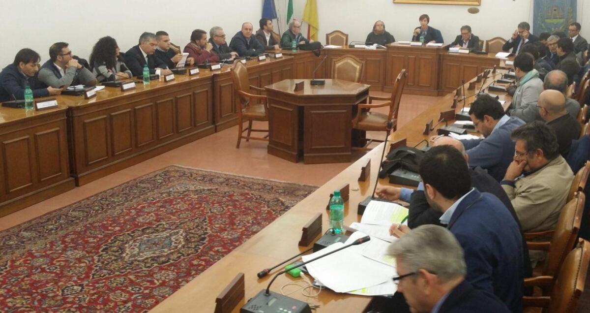 Paternò, il grande gioco delle commissioni: cifre da capogiro senza alcun buon senso - 