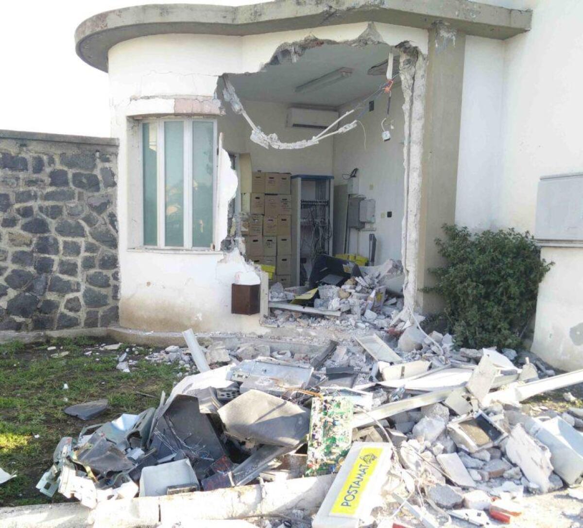 Furto devastante alle Poste della Zona Industriale a Catania - 