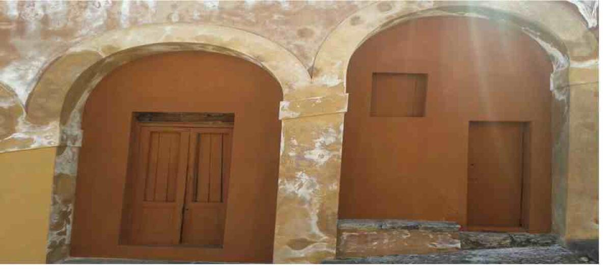 "La Scalinata non è proprietà privata: le scritte coperte con quale materiale?" - 