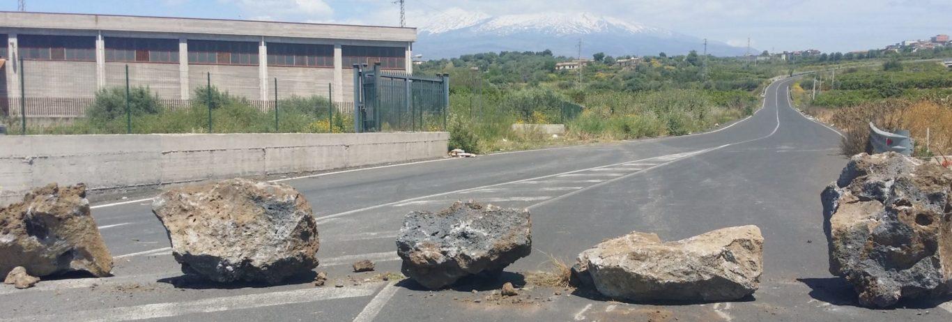 La bretella di collegamento sbarrata al traffico con enormi massi