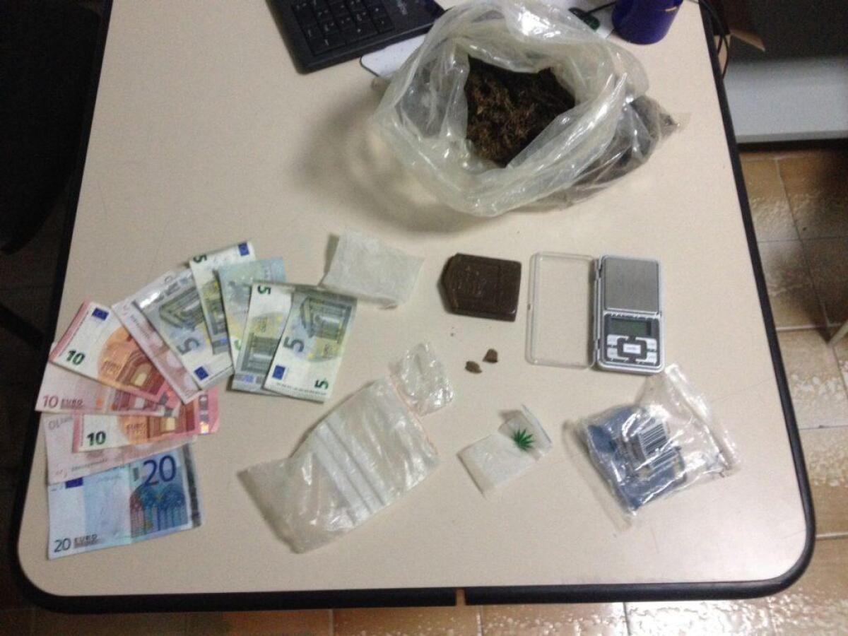 Nascondeva la droga nella credenza della cucina - 