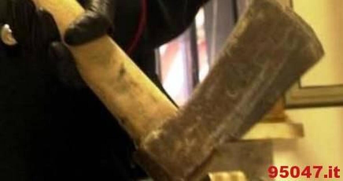 Incappucciato e armato di ascia irrompe in pizzeria: il proprietario reagisce e lo blocca - 