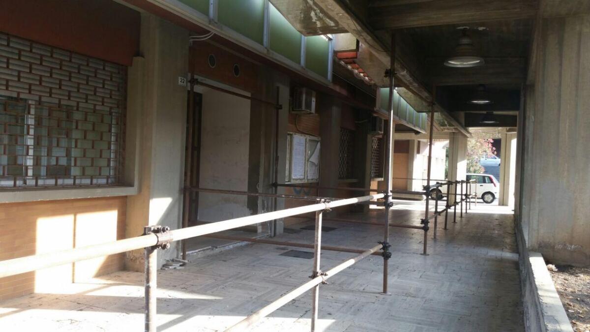 Rischio crolli al palazzone municipale: transennata tutta l'area - 