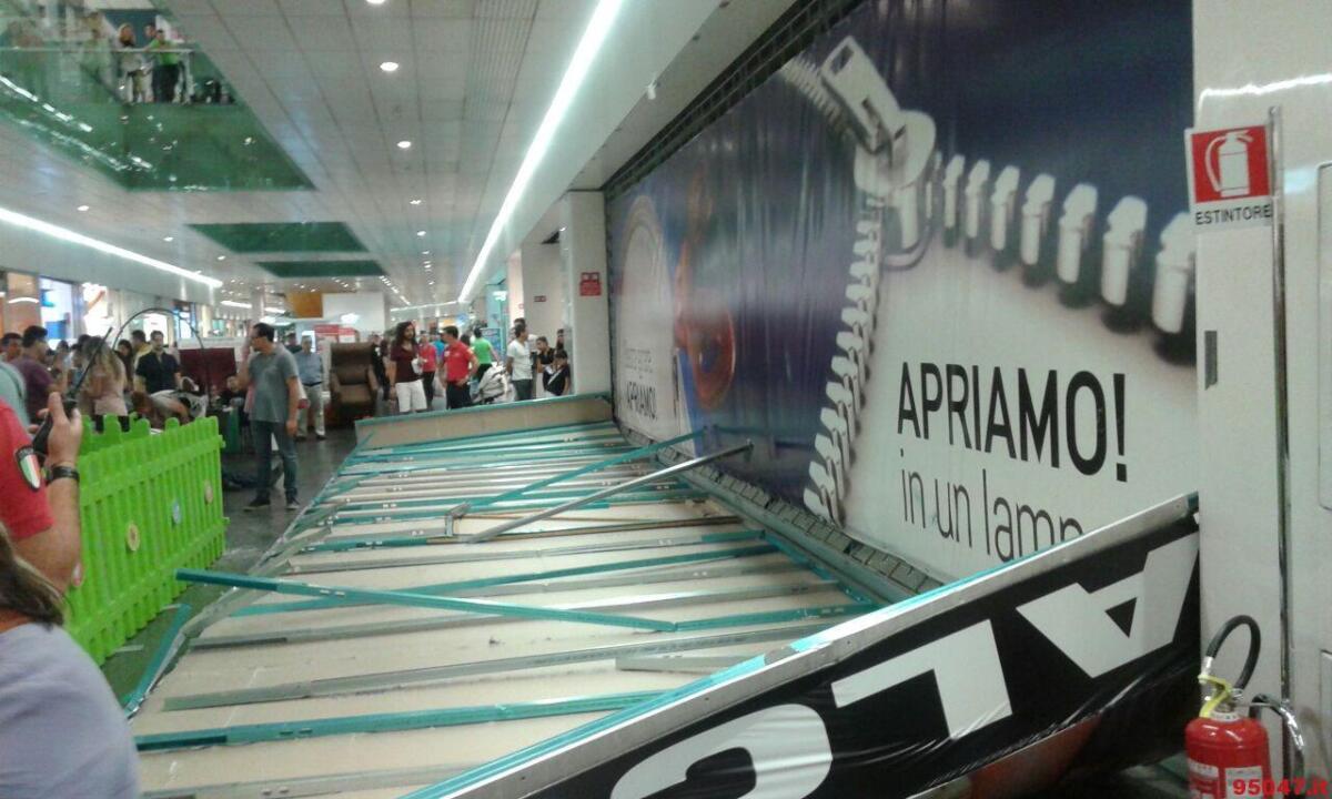 Si stacca un enorme pannello pubblicitario: c'è un ferito lieve - 