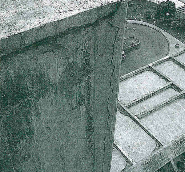 Una delle "fratture" ai piani alti del palazzone