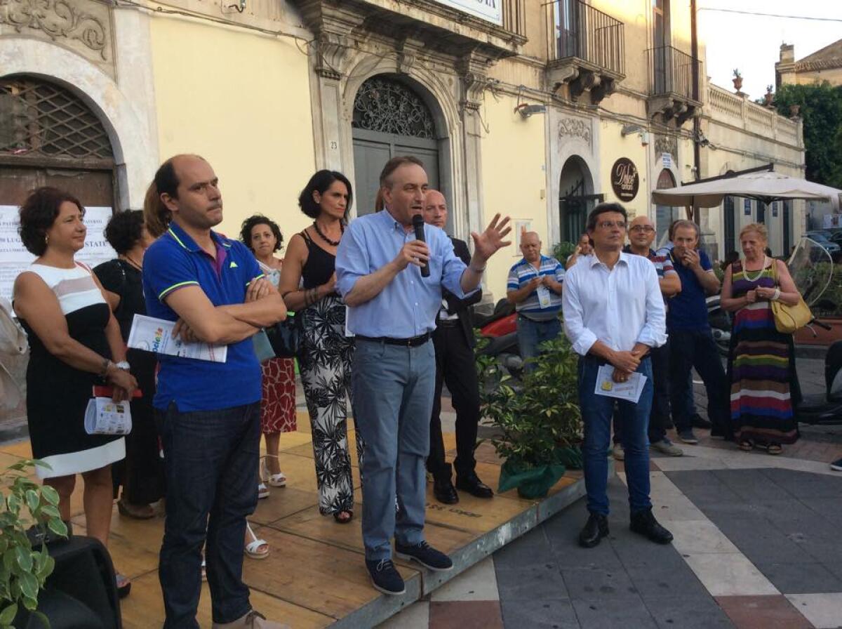 A piazza Umberto la consegna del "Taxi sociale" - 