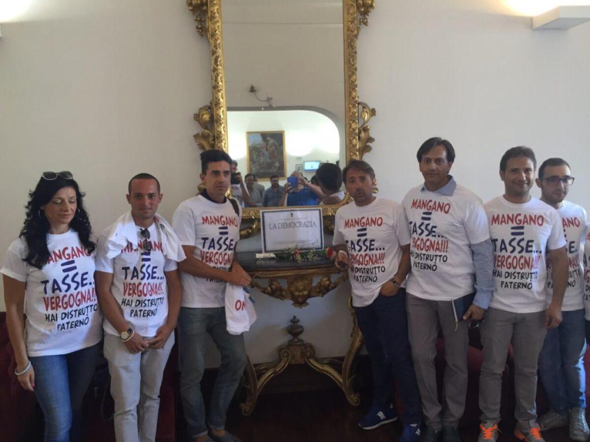 E in consiglio spuntò la maglietta "Mangano=tasse" - 