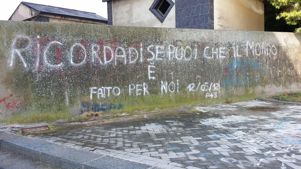 E poi ci sono quegli idropeni (saturi) che vandalizzano la nostra storia con scritte infantili - 