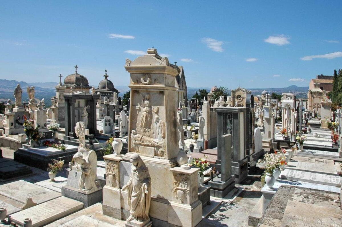 Finiscono i loculi al cimitero: tocca alle Confraternite fare spazio - 