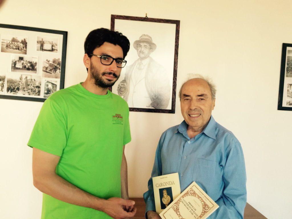 Lo scrittore Carmelo Ciccia dona alcuni libri alla biblioteca di Sferrro (clicca per ingrandire)