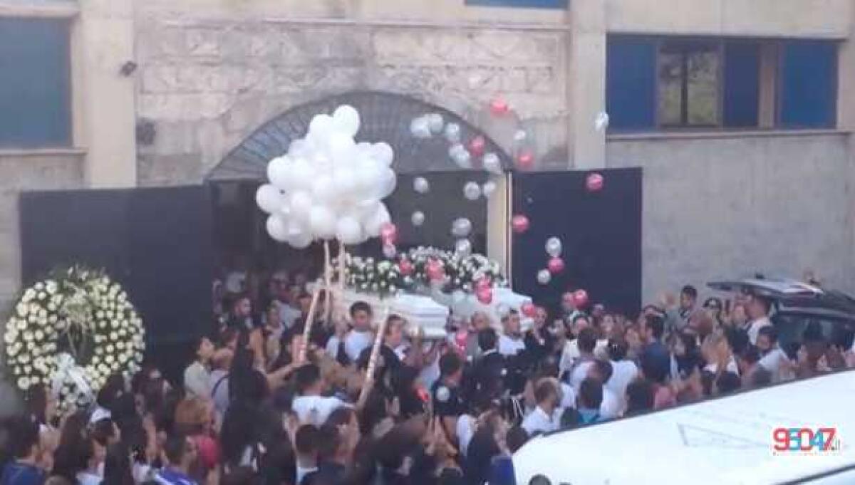 Valentina e Gianluca: l'applauso commosso all'uscita dalla chiesa - 