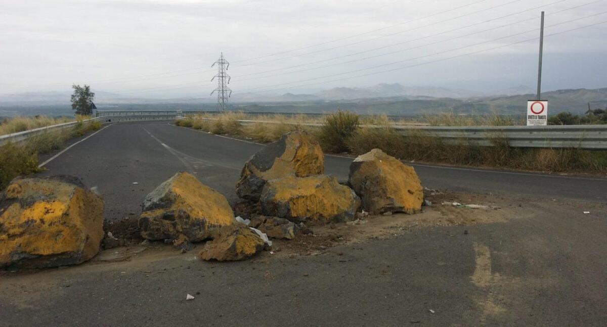 La strada da 6 milioni di euro? E’ chiusa ma si passa lo stesso - 