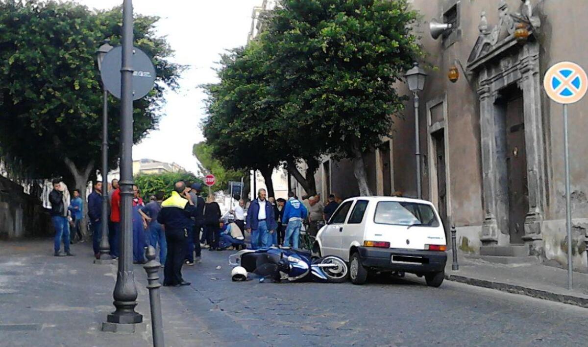 Pedone travolto da uno scooter in via Santa Caterina - 