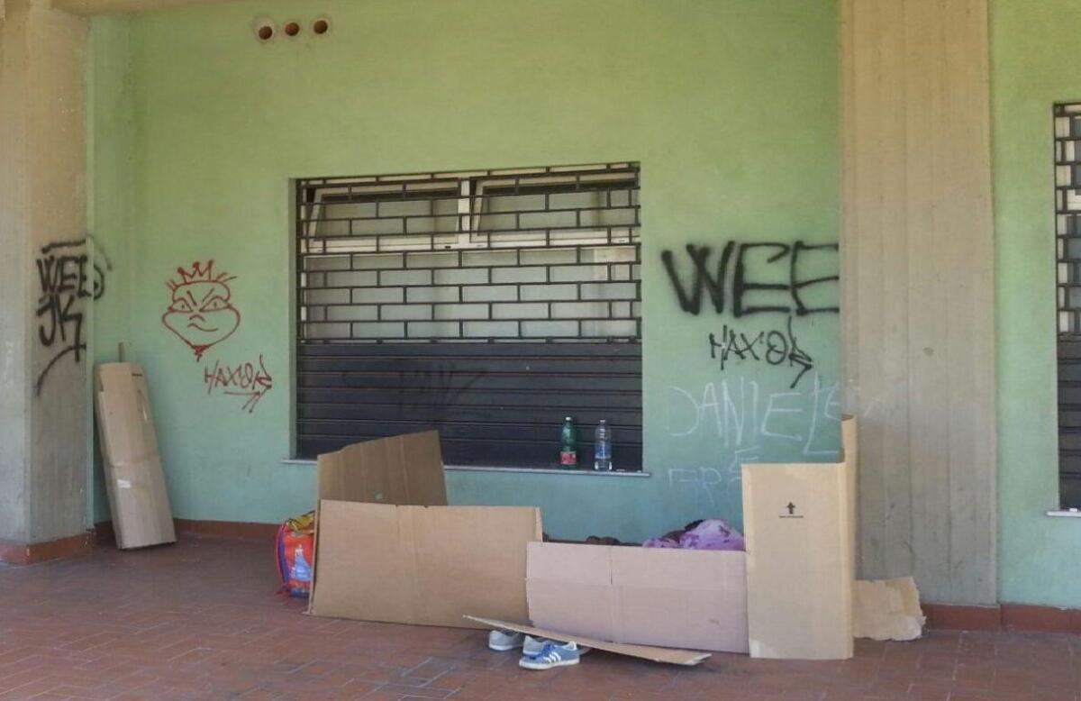 Quei senzatetto che dormono sotto le case del Corso Italia - 