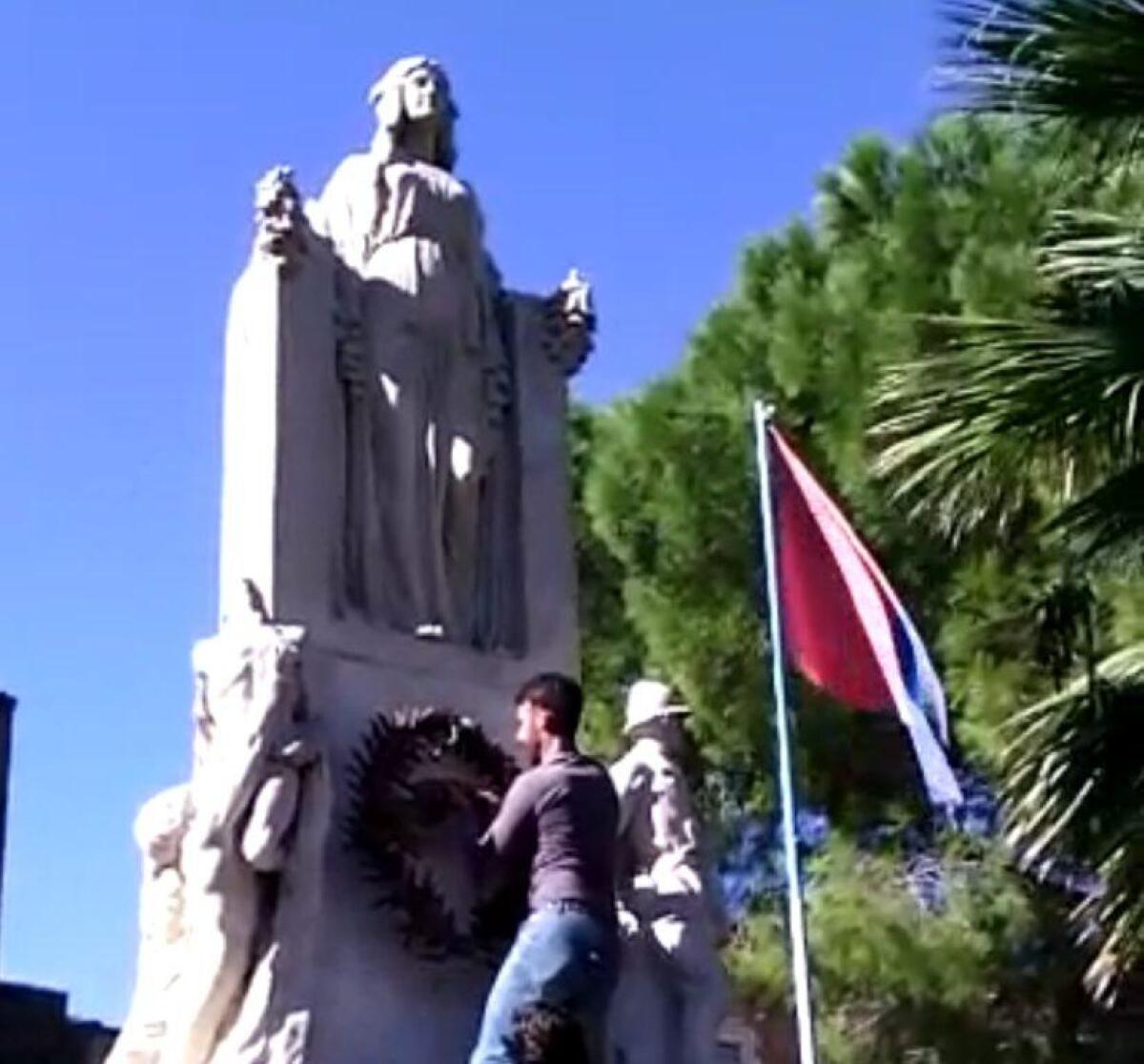 L'artista Pier Manuel Cartalemi dona la corona d'alloro ai Caduti - 