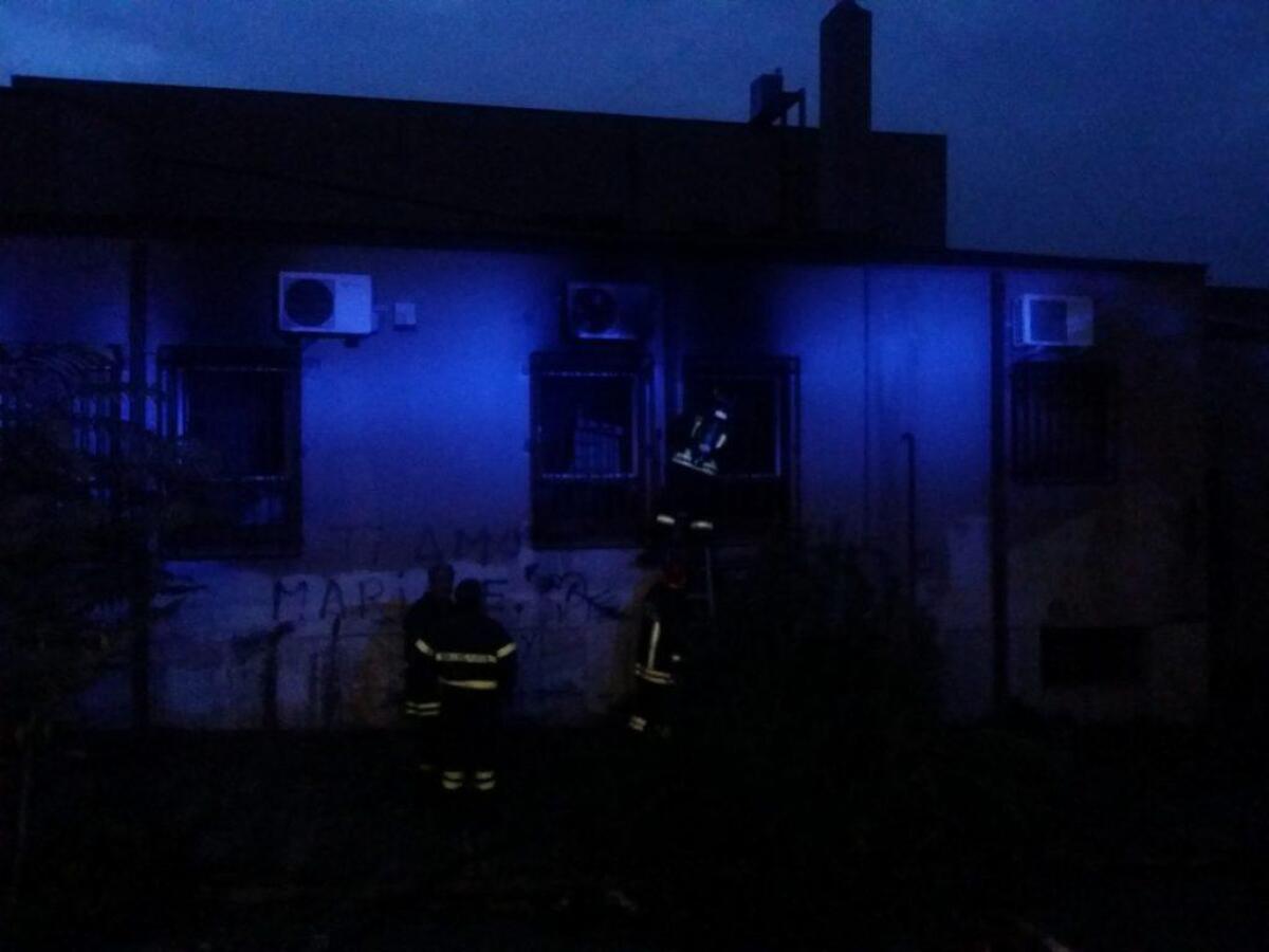 A fuoco il plesso (già vandalizzato) dei Falconieri - 