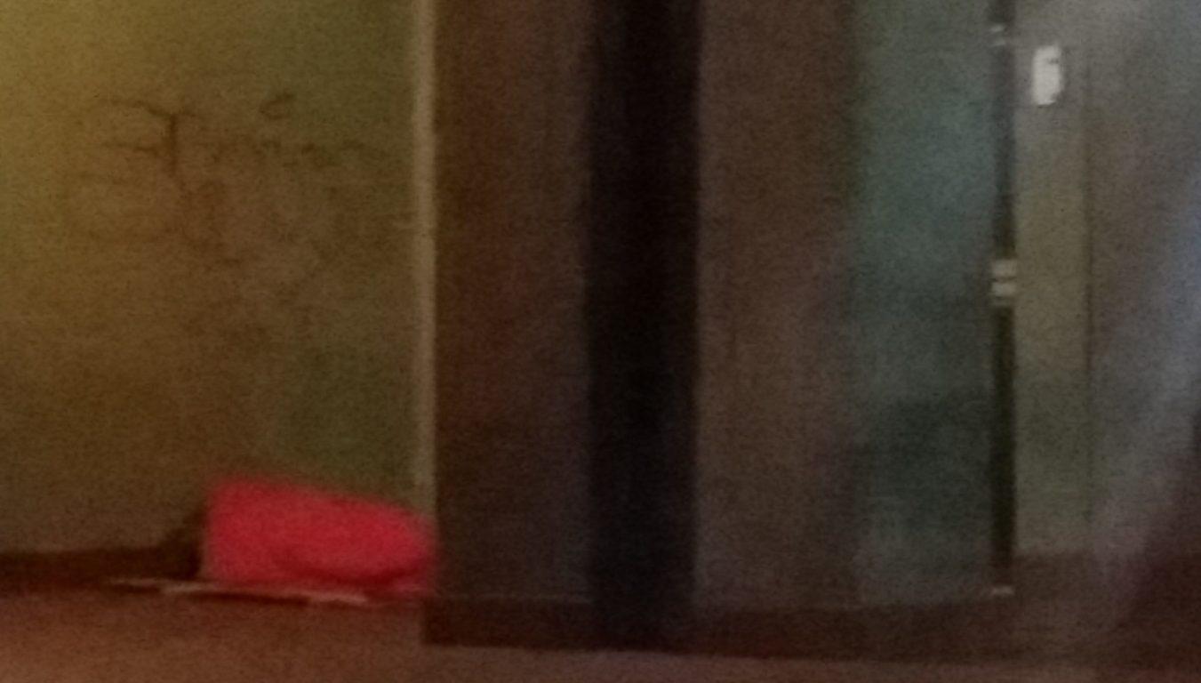 Ieri sera al Corso Italia: si dorme dentro un piumino