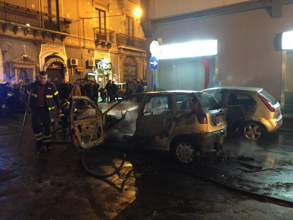 L'auto a fuoco alle "Palme": LE FOTO - 