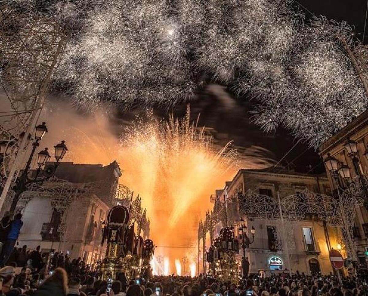 Il fuoco piro-musicale saluta la Santa - 