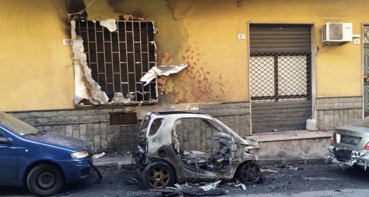 Smart a fuoco in via Machiavelli - 