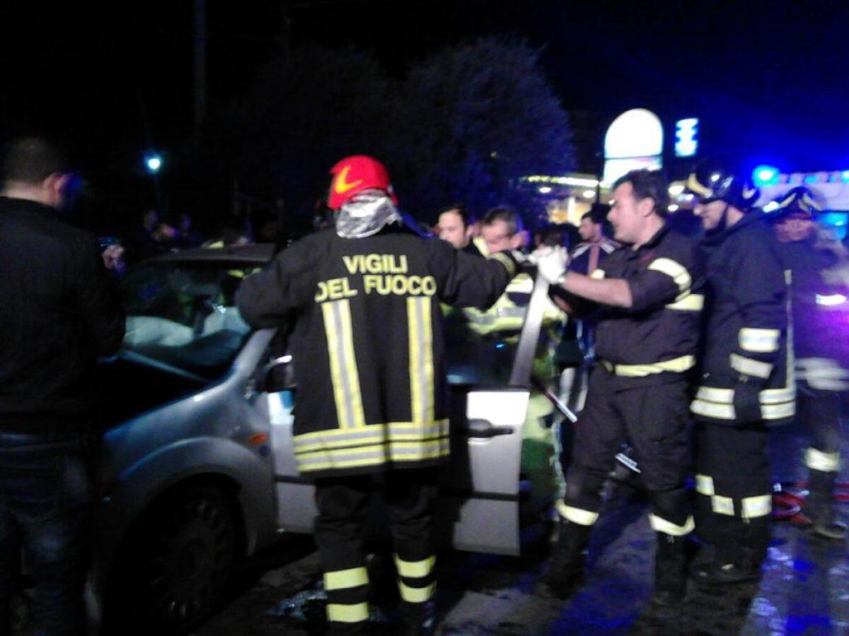 Schianto contro un muro: incidente a Schettino - 