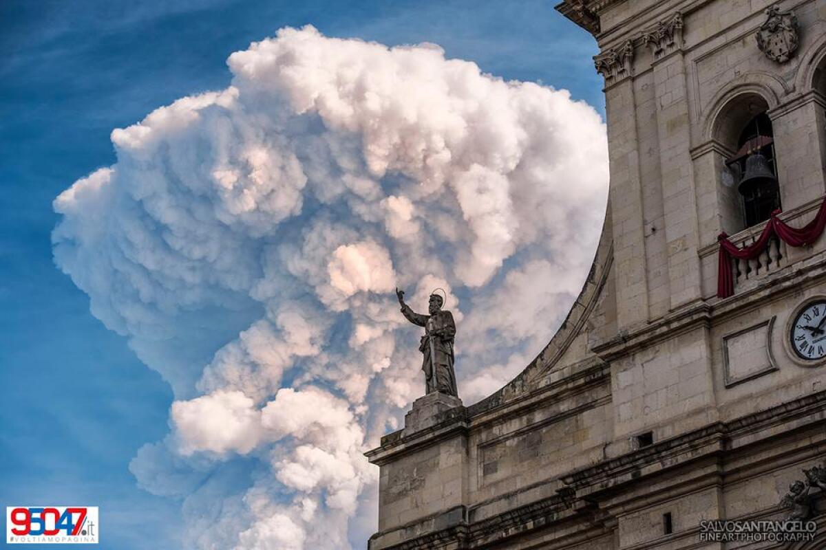 Santa Barbara tra la gente (con lo spettacolo dell'Etna) - 