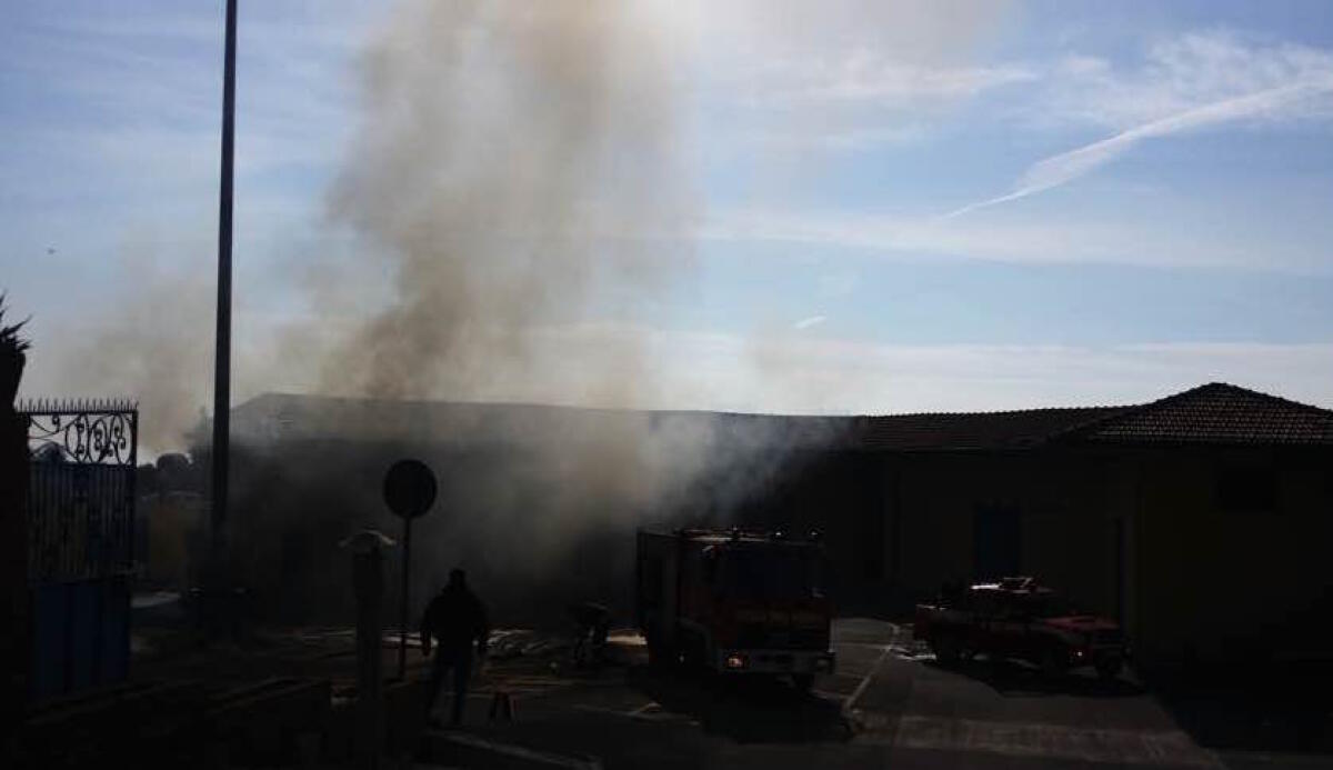 Incendio al magazzino Ard di via Balatelle - 