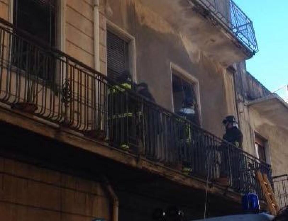 Dimentica la pentola sul fuoco e scoppia il panico - 