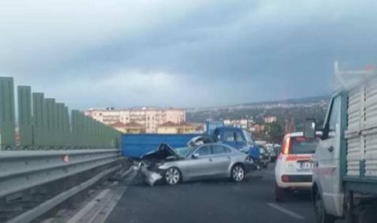 Violento tamponamento prima dello svincolo per Paternò - 