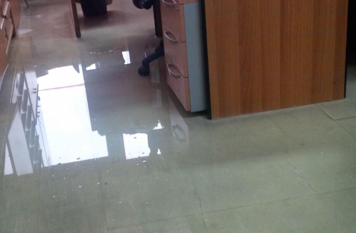 Si rompe un flessibile e si allaga il Palazzo comunale - 