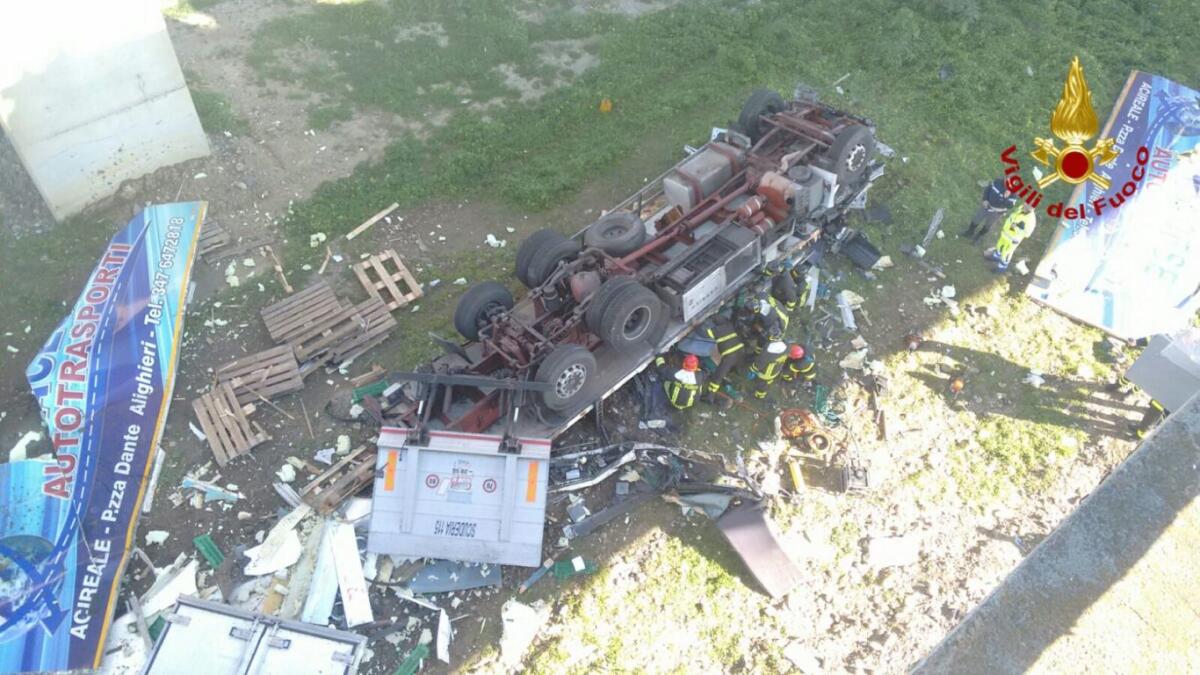 Un volo dal cavalcavia che non gli ha lasciato scampo - 