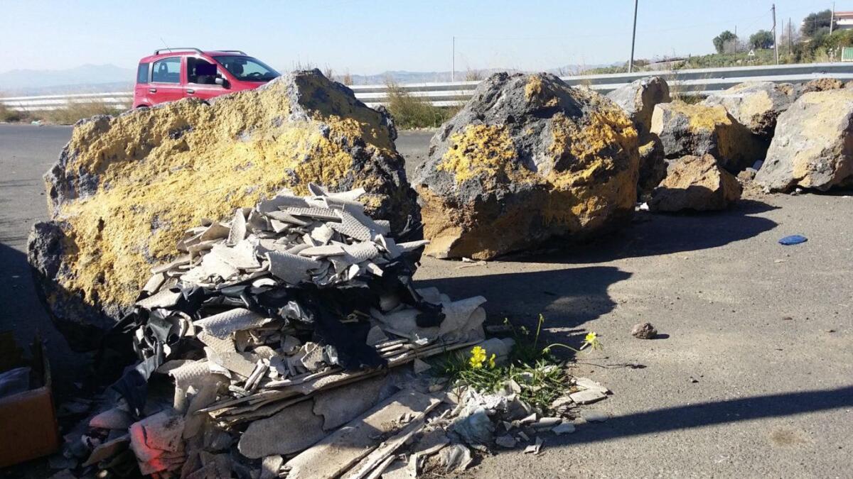 La Bretella è chiusa ma passano tutti: tra pericolo crolli e spazzatura - 