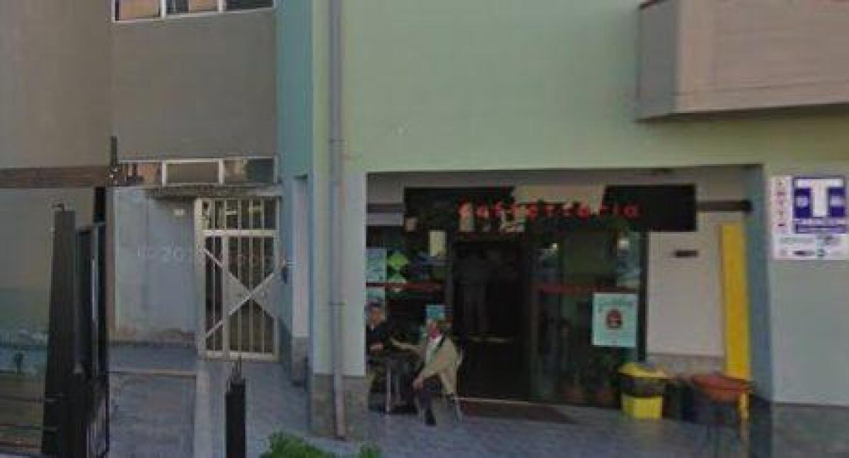 Spaccano la vetrata con una mazza ed entrano alla Caffetteria - 