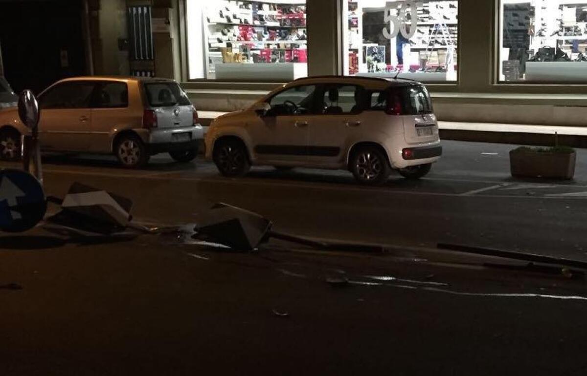 Pirata della strada abbatte la segnaletica di Corso Italia - 