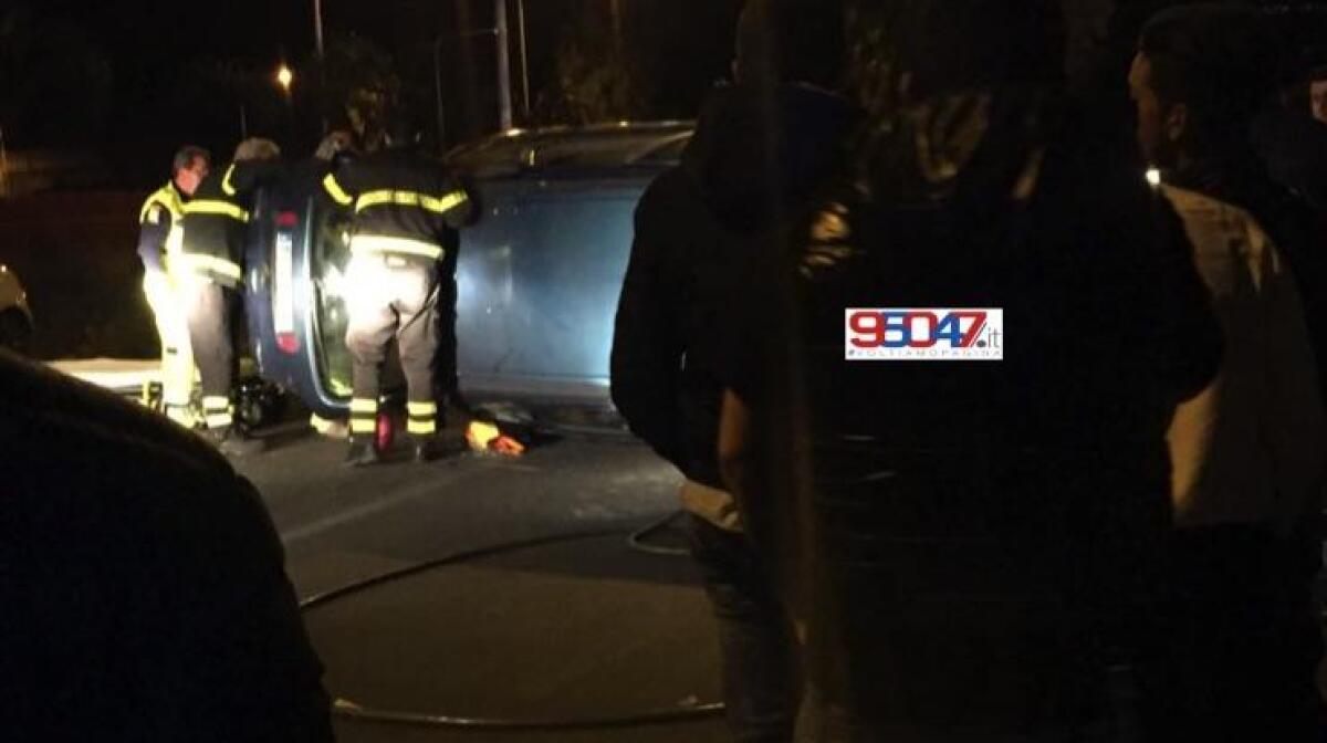 Scavalca lo spartitraffico e si ribalta con l’auto - 