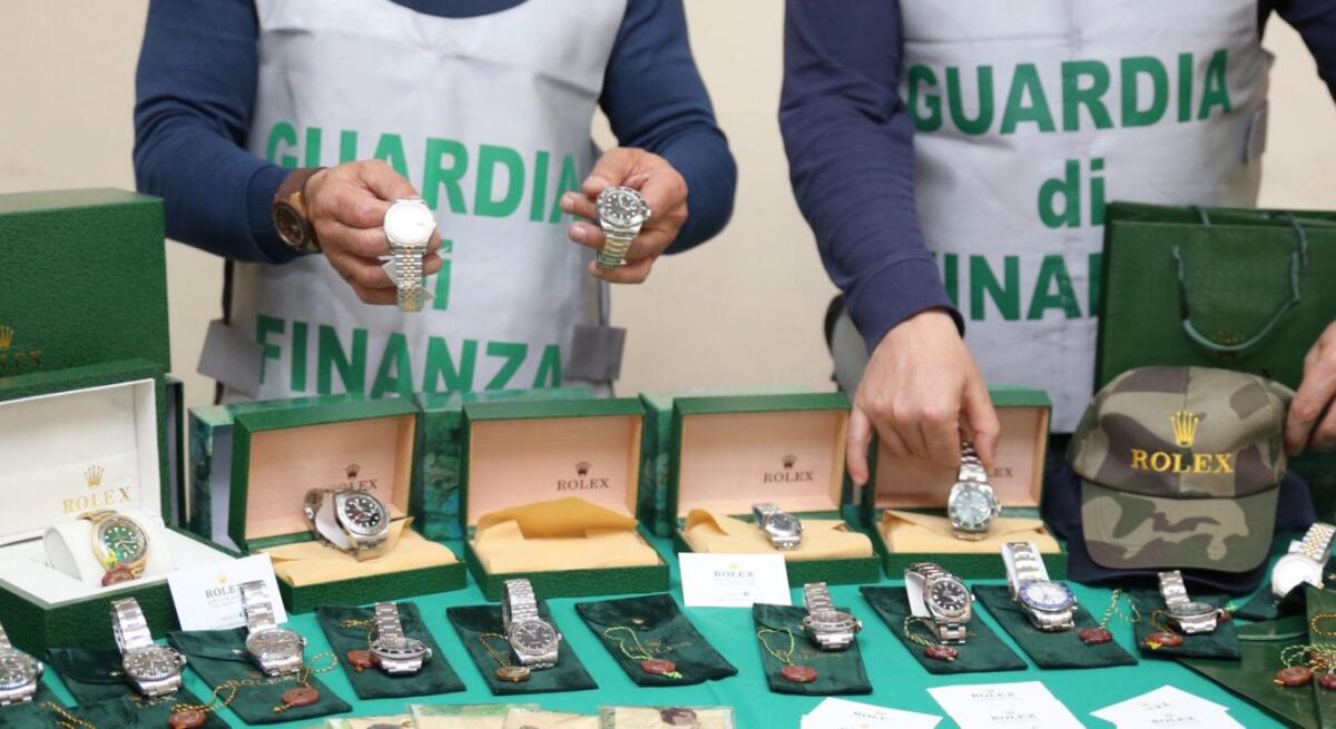 Falsi Rolex venduti su Facebook: denunciato un catanese - 