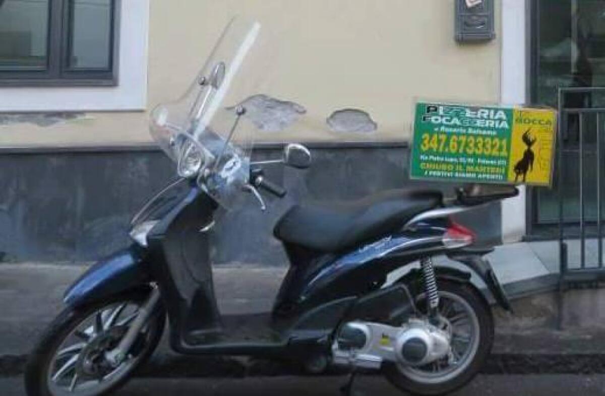 Rubato lo scooter per consegnare la pizza a domicilio - 