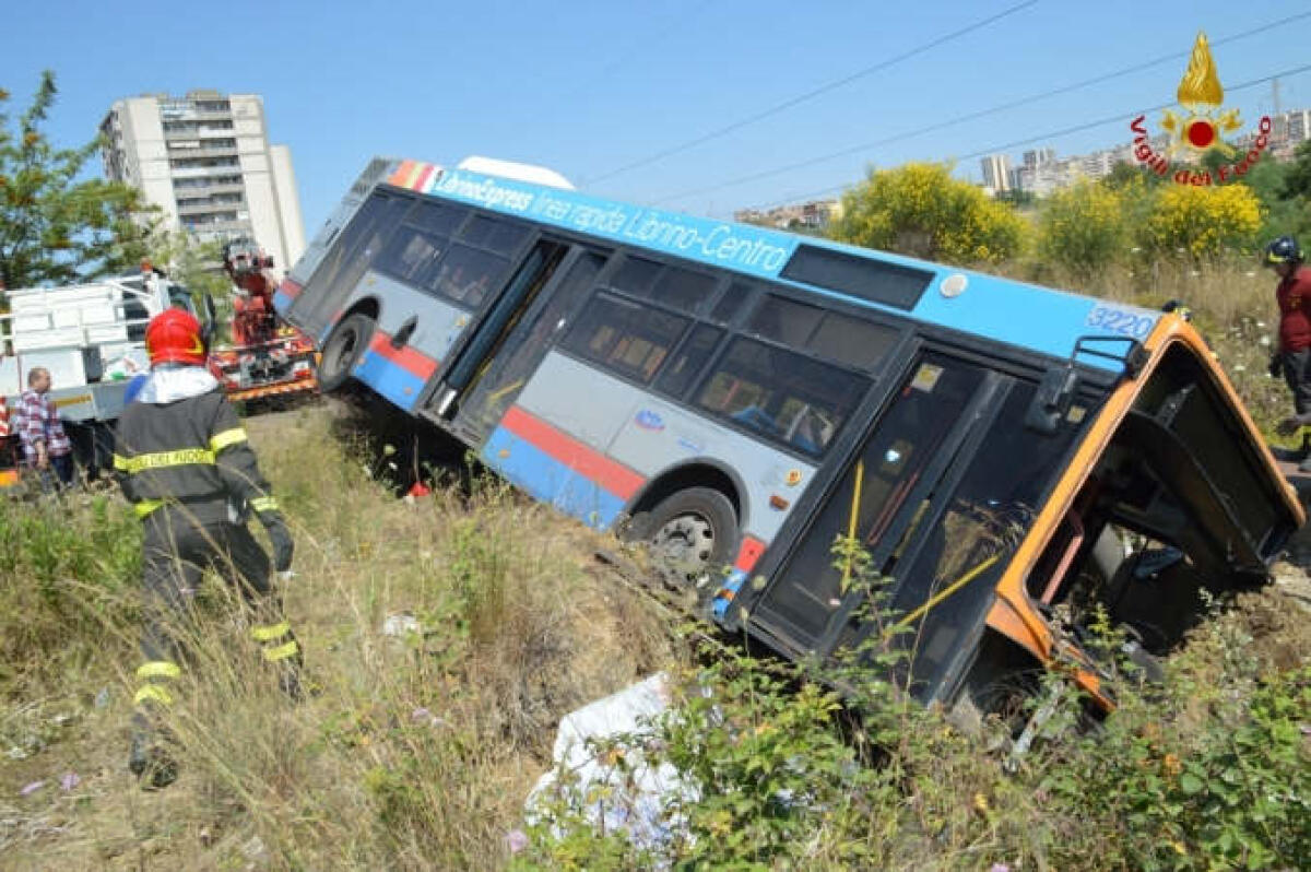 Bus dell'Amt fuori strada a Catania, illeso l'autista - 