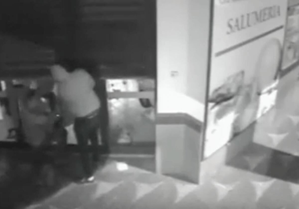 Assalto in piena notte al supermarket: messi in fuga dall’allarme - 