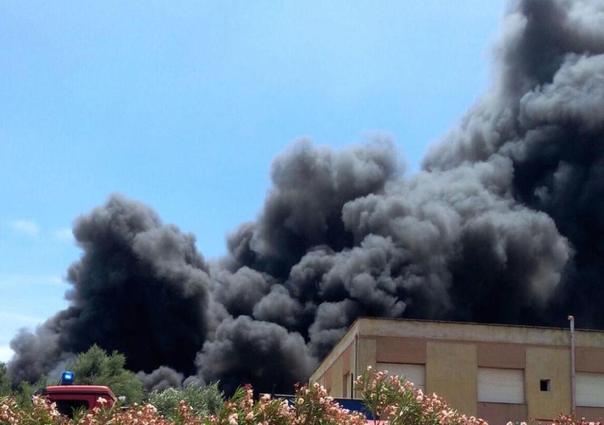 Incendio in deposito abbandonato zona industriale di Catania - 